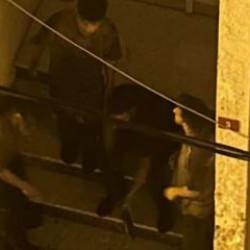 İstanbul'un göbeğinde akıl dışı olay! Pompalı tüfekle kapı önünde poz verdi