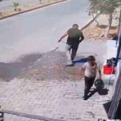 K&uuml;&ccedil;&uuml;k &ccedil;ocuğuna hırsızlık yaptırdı! &Ccedil;aldığı poşet kamerada
