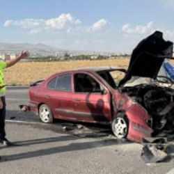 Niğde'de ref&uuml;je &ccedil;arpan otomobilin s&uuml;r&uuml;c&uuml;s&uuml; yaralandı