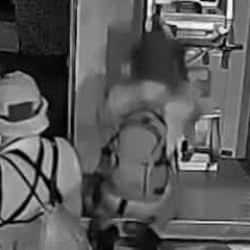 Olay g&ouml;r&uuml;nt&uuml;! ATM'yi bombayla patlatıp boşalttılar