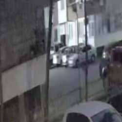 Örümcek gibi binaya tırmanan hırsızdan pişkin savunma: ‘Basit bir kuryeyim’