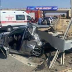 Otomobil, bariyerlere bir ok gibi saplandı: 1 &ouml;l&uuml;, 4 yaralı