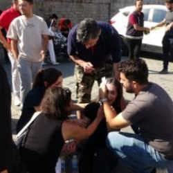 Taksim'de polis aracı aydınlatma direğine &ccedil;arptı: 4 polis yaralı