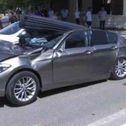 TIR'ın dorsesindeki demirler, otomobilin üzerine düştü; 2 yaralı