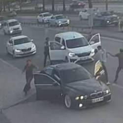  Trafiği tehlikeye atan maganda lastiğine ateş edilerek durduruldu