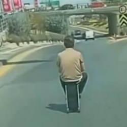 Trafikte elektrikli skuter valizle tehlikeli yolculuk