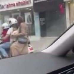 Trafikte şoke eden görüntü: Seyir haldeki motosiklette 4 kişi!