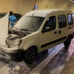 &Uuml;sk&uuml;dar'da 4 aracın karıştığı zincirleme kazada bir otomobil yandı