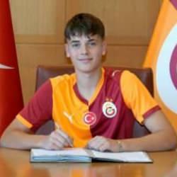 15 yaşındaki forvet Galatasaray'a imza attı