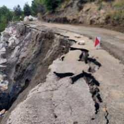 Bozkurt'ta heyelan: Köy yolu ulaşıma kapandı