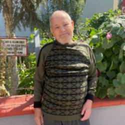 Bayram emminin bahçesine astığı tabelaları gören dönüp bir daha bakıyor