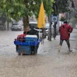 Adana ve Osmaniye'de şiddetli r&uuml;zgar ve sağanak
