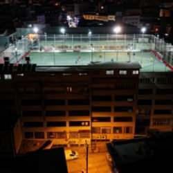 Adana'da bir binanın çatısına halı saha açtılar: Yoğun talep görüyor