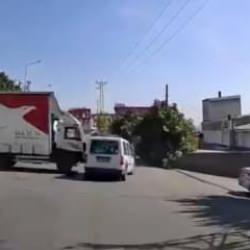 Aksiyon filmlerini aratmayan kaza! Dev kamyon aracı metrelerce sürükledi