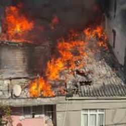 Avcılar’da bir binanın çatısında çıkan yangın 3 binaya sıçradı