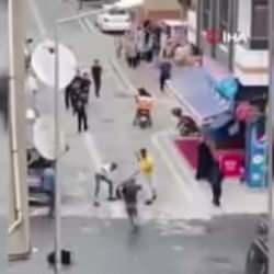 Esenyurt'ta dehşet! Sokak ortasında öldüresiye dövdüler! O anlar kamerada...