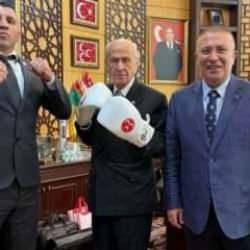 Bahçeli boksör Avni Yıldırım'ı ağırladı, boks eldiveniyle poz verdi!