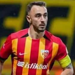 Beşiktaş'a Süper Lig'den sağ bek! Kulüpler anlaştı imza için 'ayrılık' bekleniyor