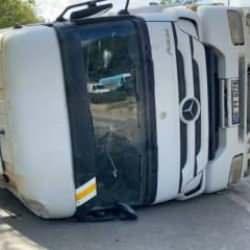 Beykoz’da hafriyat kamyonu devrildi: 1 yaralı