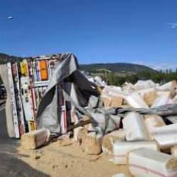 Bingöl’de saman yüklü kamyon devrildi, yol trafiğe kapandı