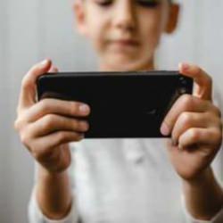 Bir AB &uuml;lkesinde daha y&uuml;r&uuml;rl&uuml;ğe girdi! Okullarda akıllı telefon yasağı!