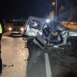 Erzurum'da otomobil, ağaç ve aydınlatma direğine çarpıp devrildi: 1 ölü, 2 yaralı