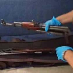 Ev değil sanki cephanelik: Uzun namlulu silahlar, tabancalar, binlerce mermi…