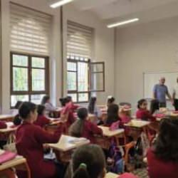 Ey&uuml;psultan&rsquo;daki imam hatip &ouml;ğrencileri okulun ilk g&uuml;n&uuml;nde Hanzala ile tanıştı