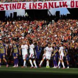Galatasaray tribünlerinde büyük duyarlılık! Unutturmuyorlar