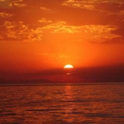 Gün batımı ve ayın muhteşem birleşimi! İzleyenleri mest etti