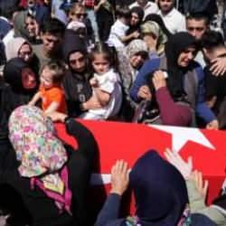 İzmir şehitlerine veda! Baba, şehit oğlunun cenaze namazını kıldırdı, gözyaşları sel oldu!