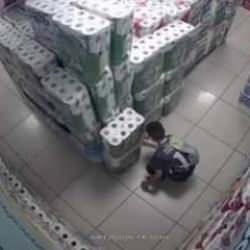 Küçük çocuğun ateşle oyunu az kalsın faciaya neden oluyordu