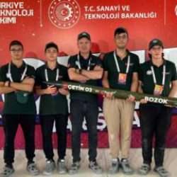 Lise öğrencileri geliştirdikleri roketle TEKNOFEST'te birinci olmanın mutluluğunu yaşıyor