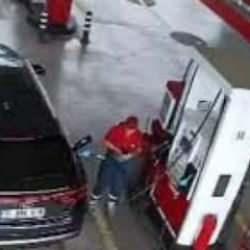 Manisa&rsquo;da benzin alan s&uuml;r&uuml;c&uuml;, pompa &ccedil;ıkmadan hareket etti!