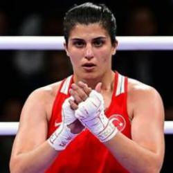 Milli boksör tarih yazmaya devam ediyor! Busenaz Sürmeneli çeyrek finalde