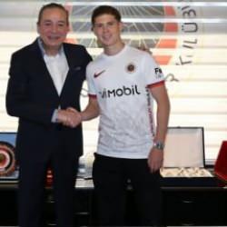 Milli futbolcu Süper Lig'e geldi: Avrupa kupalarında 40'tan fazla maçı var