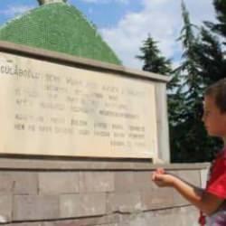 Muhammed Askeri&rsquo;nin t&uuml;rbesi 63 yılı aşkındır yol ortasında duruyor