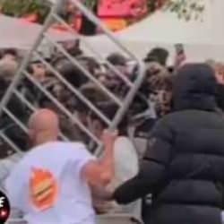 Şehrin göbeğinde ücretsiz yemek izdihamı: Binlerce insan birbirine girdi