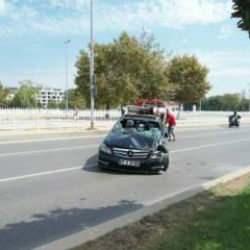 Pendik Sahil Yolu'nda kaza: L&uuml;ks otomobil takla atarak devrildi