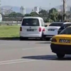 Sapağı kaçıran sürücü, geri manevra yapınca arkasındaki araca çarptı; kaza kamerada