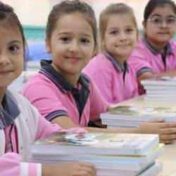 Sınıflara 'formalı' d&ouml;n&uuml;ş! İlk ders zili &ccedil;aldı, trafik kilitlendi!