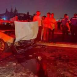 Tarsus'ta otomobil, karşı şeride geçip 2 otomobille çarpıştı; 1 ölü, 8 yaralı