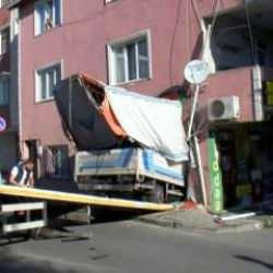 Üsküdar'da kamyonet iş yerine girdi