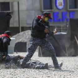 ABD tehditlerine karşı Venezuela'dan hamle! Genci yaşlısı sahaya indi