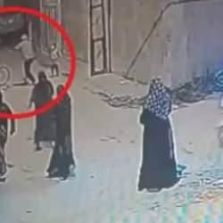 Adana'da sokakta oynayan çocukları sopayla dövdü! O anlar kamerada...