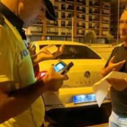 Alkollü şekilde araç kullanan sürücü ceza yazılınca polise beddua etti...