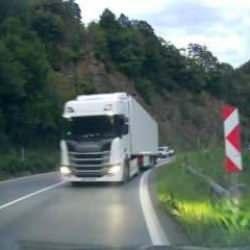  Artvin&rsquo;de tırın hatalı sollaması faciaya davetiye &ccedil;ıkardı