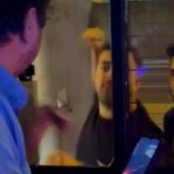 Avcılar'da 2 s&uuml;r&uuml;c&uuml;, İETT otob&uuml;s&uuml;n&uuml;n &ouml;n&uuml;n&uuml; keserek şof&ouml;re saldırmaya &ccedil;alıştı