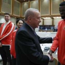 Başkan Erdoğan ve Adem Bona arasında samimi anlar! "İyiyim abi, sen nasılsın?"
