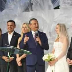 CHP Genel Başkanı Özel, Gökan Zeybek'in oğlunun düğününe katıldı